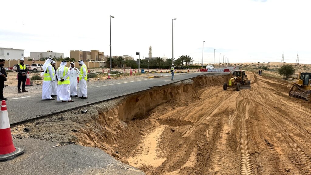 إدارة صيانة طرق الشارقة تتعامل بكفاءة مع تداعيات الحالة الجوية إدارة صيانة طرق الشارقة تتعامل بكفاءة مع تداعيات الحالة الجوية