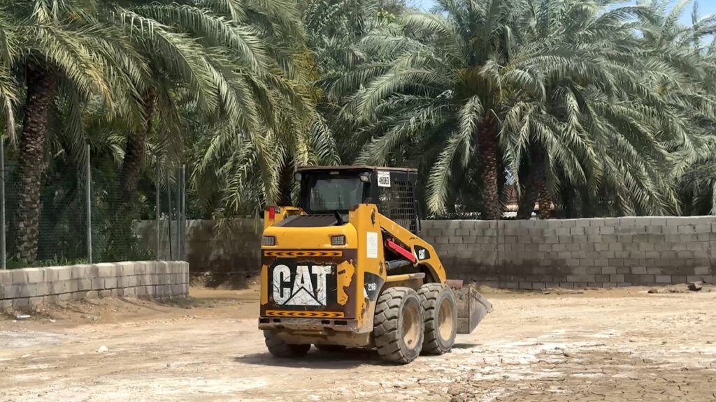 بلدية دبا الحصن تواصل أعمال الصيانة بعد منخفض العزم