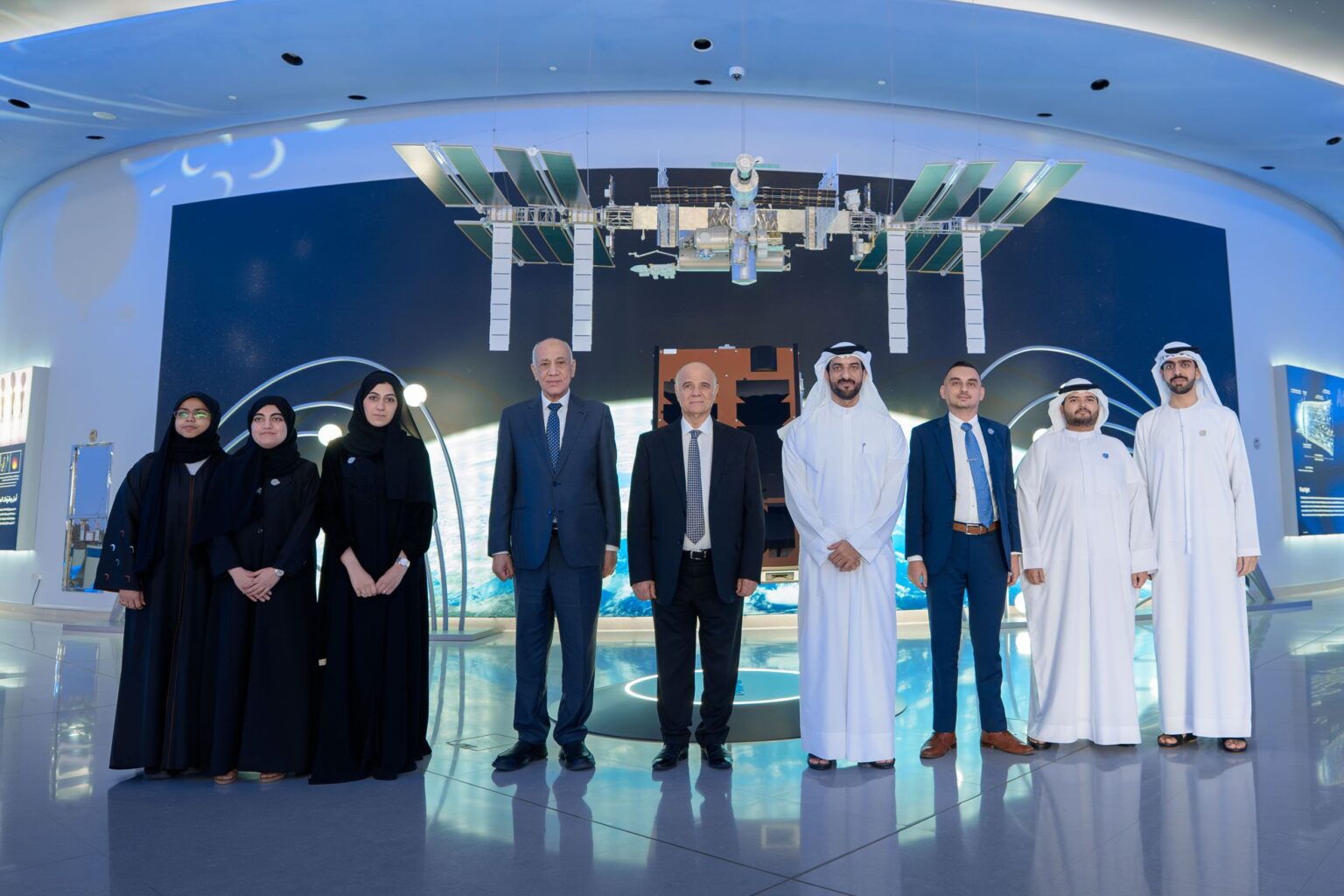 سلطان بن أحمد القاسمي يشهد إطلاق القمر الصناعي “الشارقة سات 2” سلطان بن أحمد القاسمي يشهد إطلاق القمر الصناعي "الشارقة سات 2"