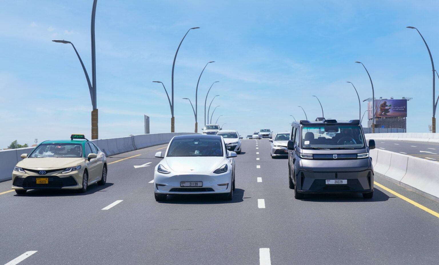 بدء التشغيل التجاري لخدمة التاكسي ذاتي القيادة في منطقتي أم سقيم وجميرا عبر تطبيقي "أبولو جو" و "أوبر"