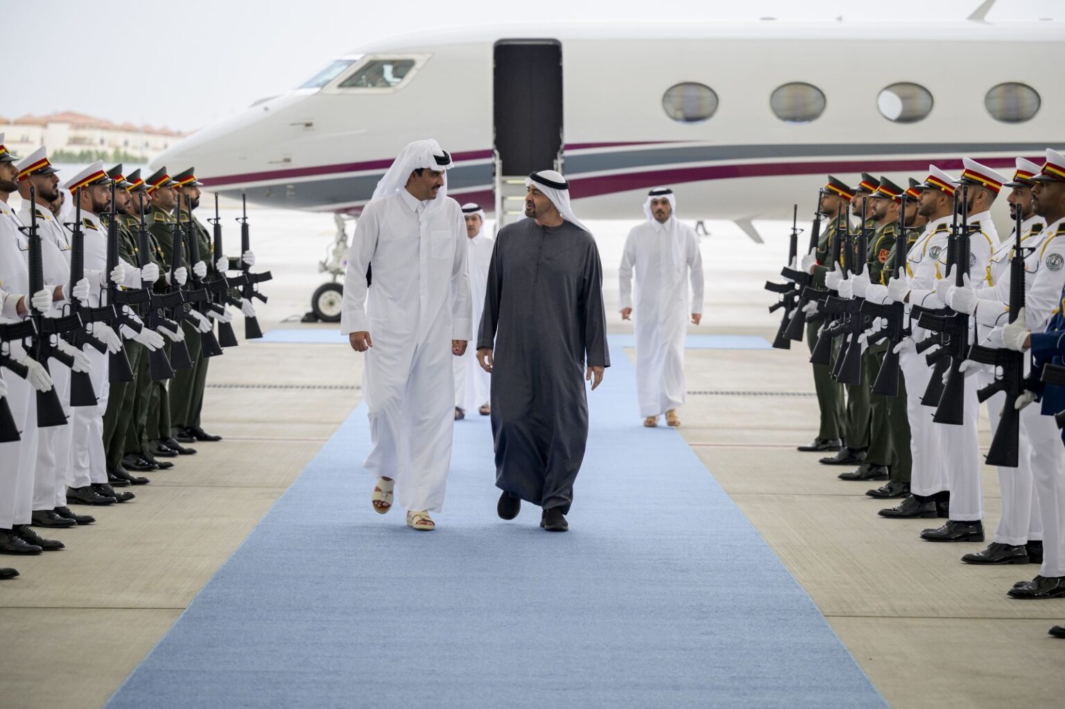 رئيس الدولة يستقبل أمير قطر خلال زيارة أخوية إلى الإمارات ويبحثان التطورات في المنطقة رئيس الدولة يستقبل أمير قطر خلال زيارة أخوية إلى الإمارات ويبحثان التطورات في المنطقة