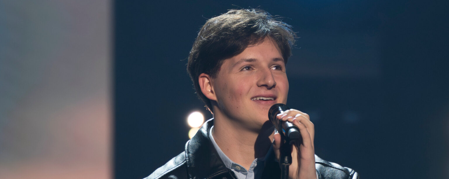 “أنا أشعر بغيرة شديدة منك”: لوك برايان يصعد على المسرح، ويعانق جيسي فيندلينج بعد غلافها الرائع أديل خلال أسبوع هوليوود “أمريكان أيدول” “أنا أشعر بغيرة شديدة منك”: لوك برايان يصعد على المسرح، ويعانق جيسي فيندلينج بعد غلافها الرائع أديل خلال أسبوع هوليوود “أمريكان أيدول”