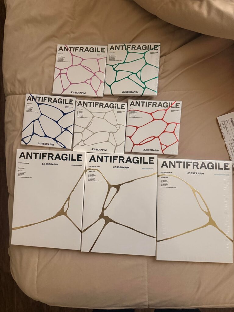 تم العثور على صندوق لتخزين الألبومات المضادة للهشاشة غير المفتوحة تمامًا. فتحت واحدة ووجدت بطاقة الصورة هذه بداخلها