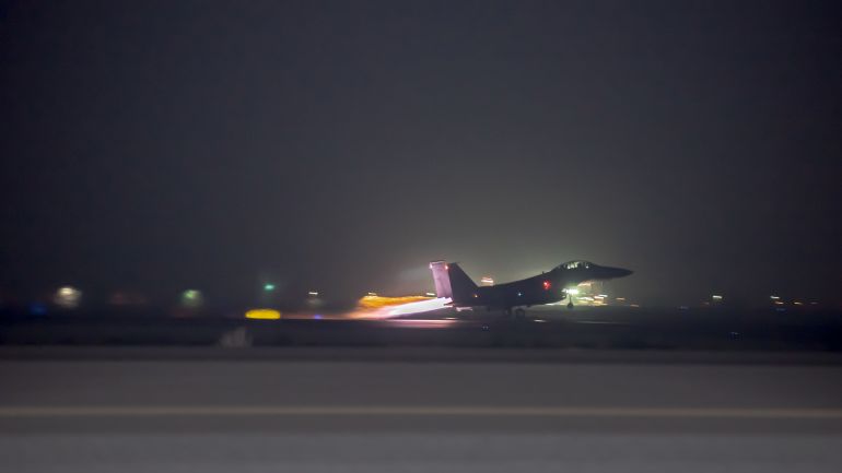 لقطة أرشيفية من عام 2019 قاعدة الظفرة الجوية في الإمارات An F-15E Strike Eagle from the 336th Expeditionary Fighter Squadron, mission to conduct a Coalition and Iraqi Counter-Terrorism Service air strike in the Salah ad Din Province in Iraq, takes off from Al Dhafra Air Base in Abu Dhabi, United Arab Emirates, in this picture taken September 10, 2019 and released by U.S. Air Force on September 12, 2019. Chris Thornbury/U.S. Air Force/Handout via REUTERS ATTENTION EDITORS- THIS IMAGE HAS BEEN SUPPLIED BY A THIRD PARTY. رويترز