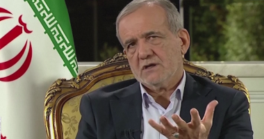 رئيس إيران يكشف عن بدء بعض الدول جهود وساطة لإنهاء الحرب