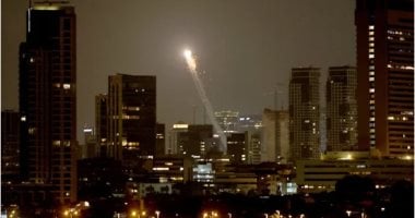 سقوط صاروخ إيرانى عنقودى على مبنى جنوب تل أبيب واندلاع حريق.. صور