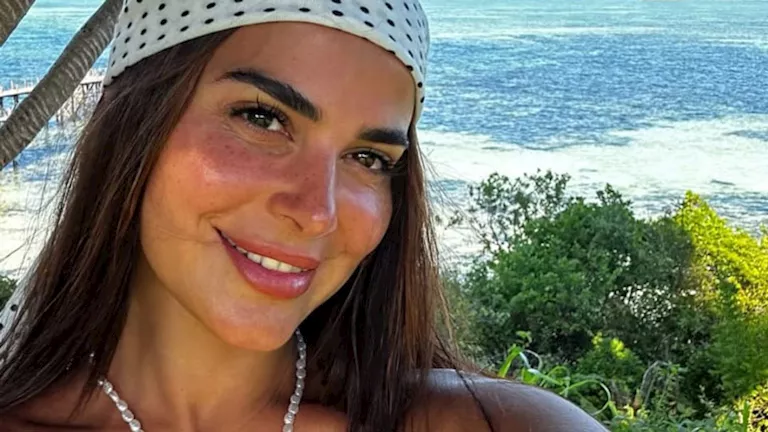 أناقة لا تقاوم.. رانيا منصور تتألق بسوت أسود جريء