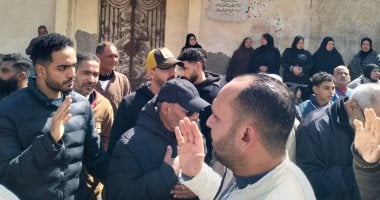 الشحات مبروك يودع زوجته بحضور أهالى دسوق.. ويغادر عقب دفن الجثمان الشحات مبروك يودع زوجته بحضور أهالى دسوق.. ويغادر عقب دفن الجثمان