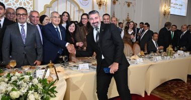 لقطة طريفة بين النائب ياسر جلال والمستشار عصام الدين فريد فى حفل إفطار مجلس الشيوخ