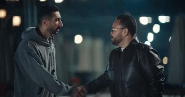 تعارف حسن حفني وأحمد رزق يتسبب في غرق ابنه في مسلسل اللون الأزرق الحلقة 6