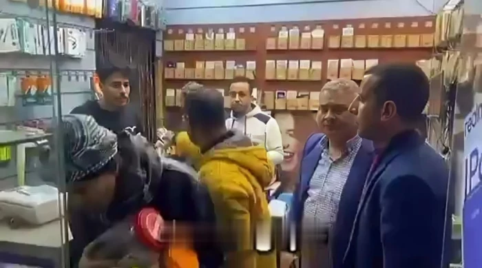 صحيفة المرصد - بسبب عدم إغلاق المحل الساعة 9 مساء .. بالفيديو.. مسؤول مصري يداهم محل جوالات في حلوان ويصادر كامل البضاعة