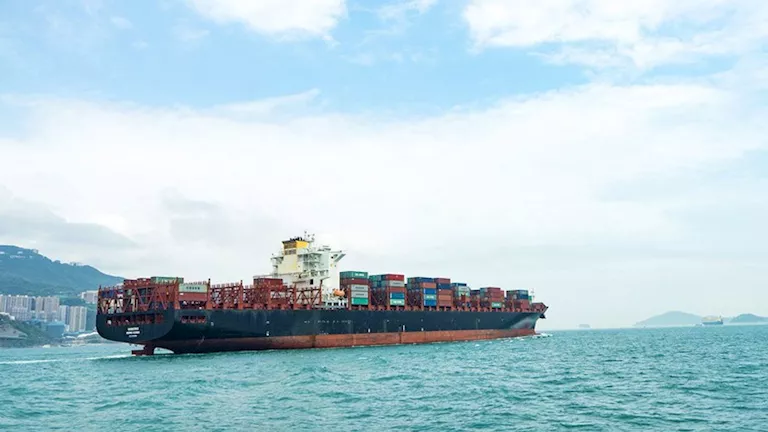 البحارة العالقون قرب إيران.. بين تهديد المعركة وعواقب مغادرة السفن