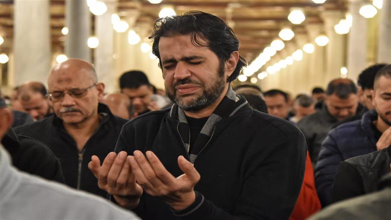 خشوع وبكاء المصلين أثناء الدعاء ليلة 27 رمضان من مسجد عمرو بن العاص – الوطن خشوع وبكاء المصلين أثناء الدعاء ليلة 27 رمضان من مسجد عمرو بن العاص