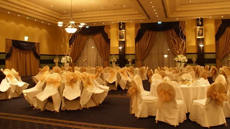 تقليل ساعات عمل المحلات والمقاهي من السبت المقبل