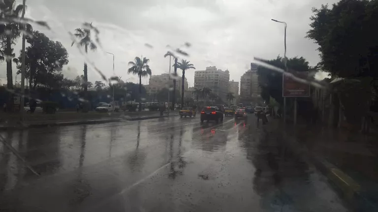 أمطار غزيرة ورياح .. "عوة" تضرب سواحل الإسكندرية بقوة