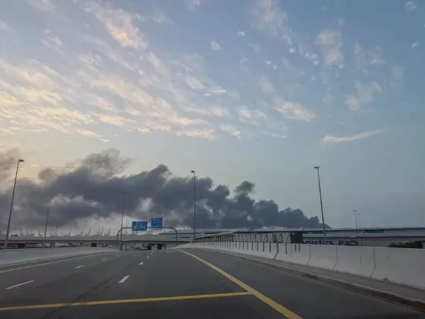الدخان يتصاعد من ميناء جبل علي بعد هجوم إيراني بمدينة دبي في الإمارات