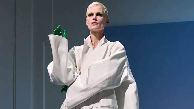 الهوت كوتور: لماذا تبدو تصاميم الأزياء غريبة ومستحيلة الارتداء؟ الهوت كوتور: لماذا تبدو تصاميم الأزياء غريبة ومستحيلة الارتداء؟