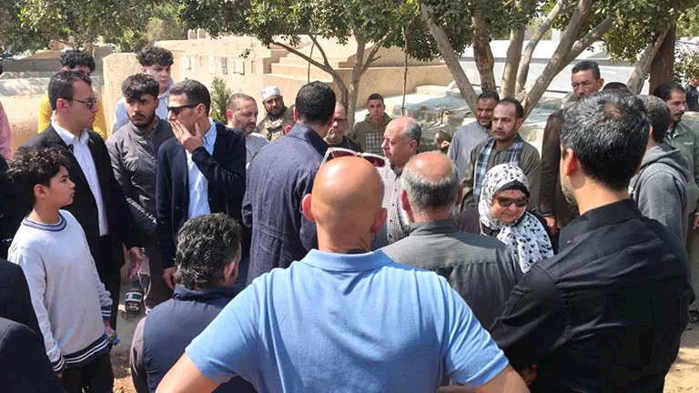 وزير الصناعة يتلو القرآن على قبر والدته بالشرقية (صور)