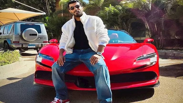 المخرج محمد سامي ينشر صورة مع سيارته طراز فيراري SF90 سبايدر