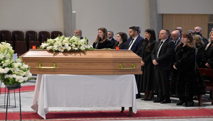 جنازة دلال كرم بلبنان.. عاصي الرحباني يودع والدته