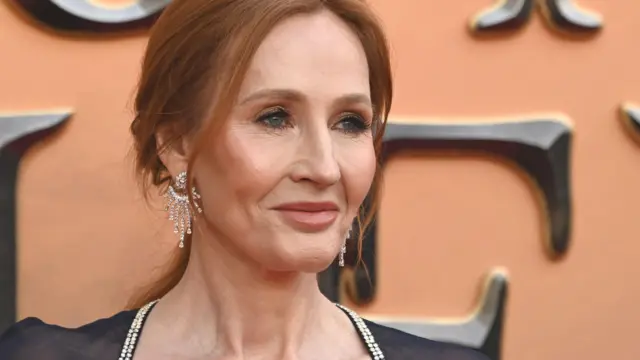 جي كي رولينغ في صورة من العرض العالمي الأول لفيلم "الوحوش المذهلة: سر دمبلدور" في لندن، 2022