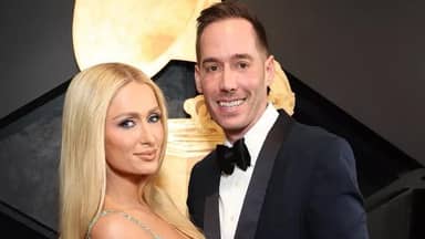 ما حقيقة توتر العلاقة بين باريس هيلتون وزوجها؟