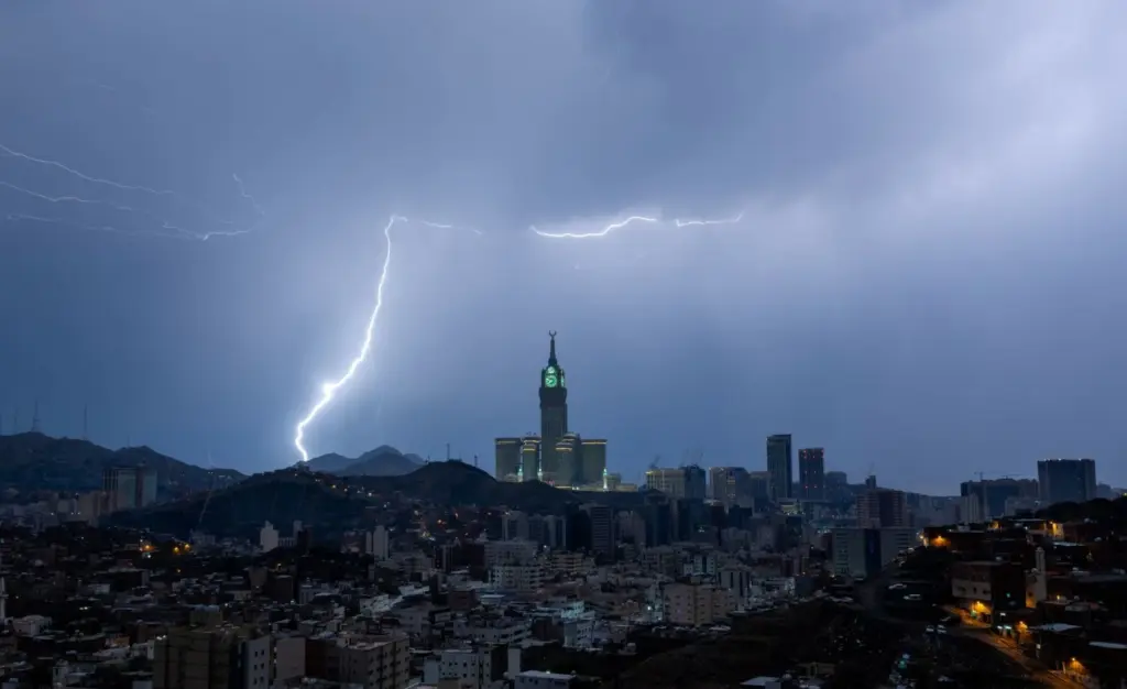 «الأرصاد»: إنذار أحمر بهطول أمطار غزيرة ورياح شديدة على العاصمة المقدسة - أخبار السعودية