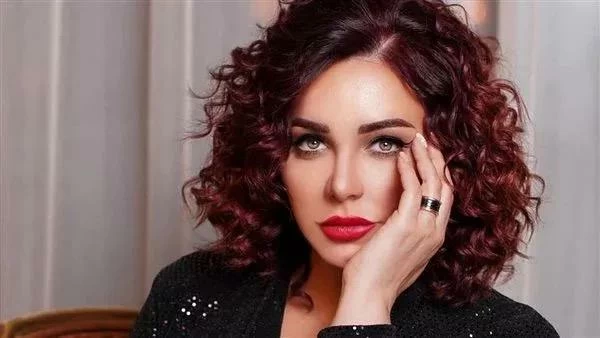 سلاف فواخرجي تفتح النار على منتقدي شائعة تجسيد شخصية أسماء الأسد – أخبار السعودية سلاف فواخرجي تفتح النار على منتقدي شائعة تجسيد شخصية أسماء الأسد - أخبار السعودية