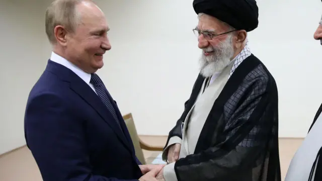 المرشد الأعلى الإيراني آية الله علي خامنئي يصافح الرئيس الروسي فلاديمير بوتين خلال اجتماع في طهران، إيران، في 19 يوليو 2022