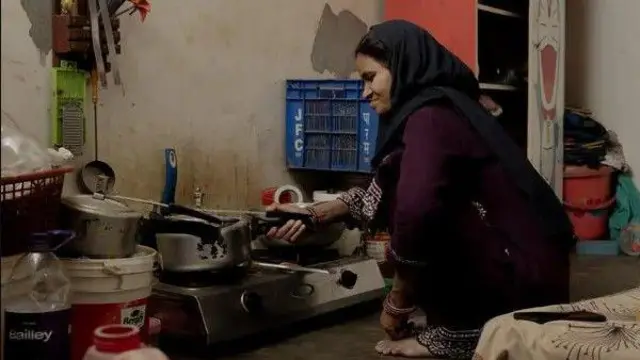 امرأة هندية تطهو 