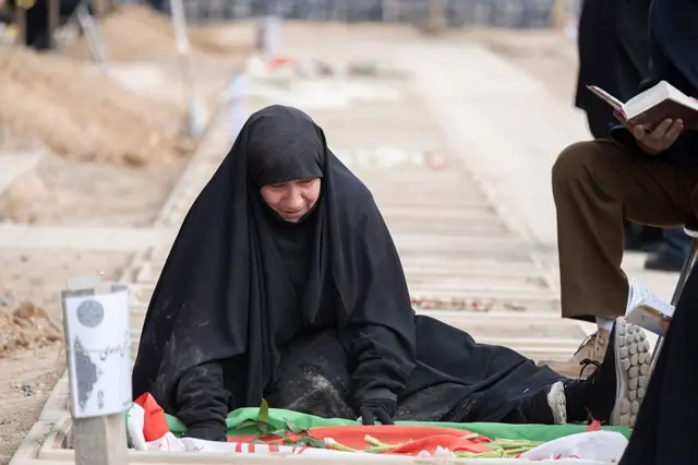 امرأة إيرانية عند قبر قريبها الذي قُتل خلال الحملة العسكرية الأمريكية الإسرائيلية والتي أسفرت عن مقتل ما يقرب من 1500 مدني إيراني
