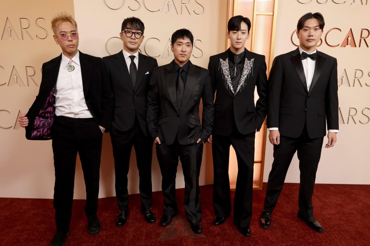 كيفن وو، داني تشونغ، نيكواف، أندرو تشوي، سامويل لي (مطربو ساجا بويز) في حفل توزيع جوائز الأوسكار 2026