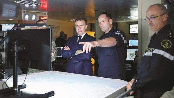 فرنسا تعتزم نشر 12 سفينة حربية لتأمين الملاحة