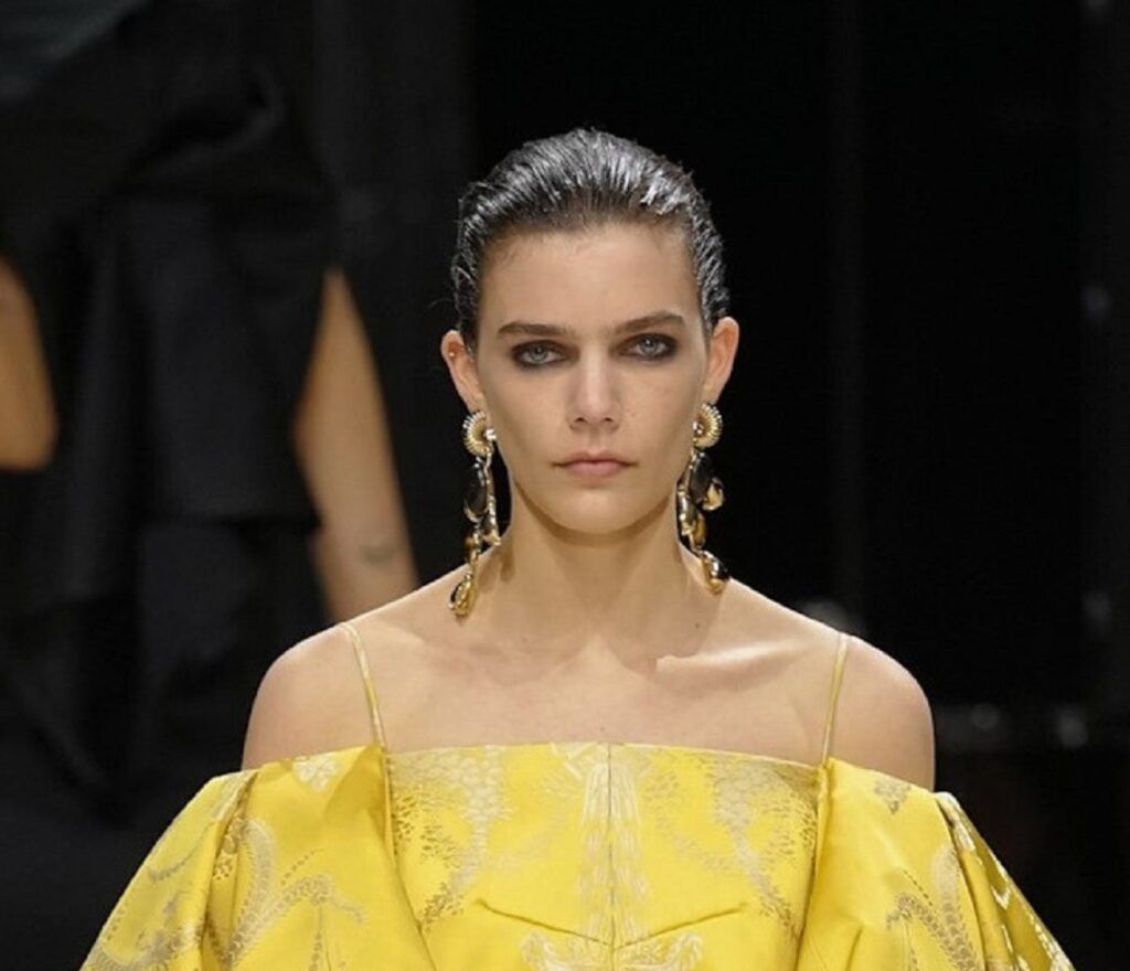 صيحات مكياج من أسبوع الموضة في باريس لشتاء 2027.. عيون سموكي جريئة تسرق الأنظار