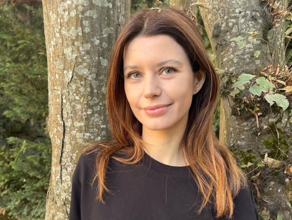 من هي بيرين سات؟ بطلة مسلسل العشق الممنوع في سطور