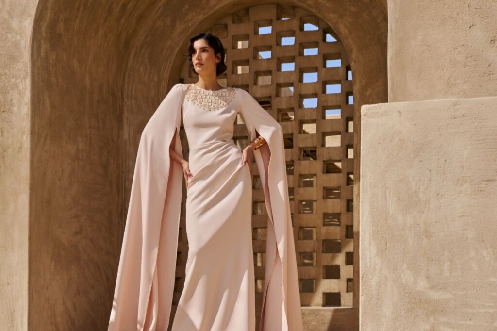 اكتشفي أجمل العبايات والفساتين الفخمة لتطلّي بأبهى صورة في يوم الأم