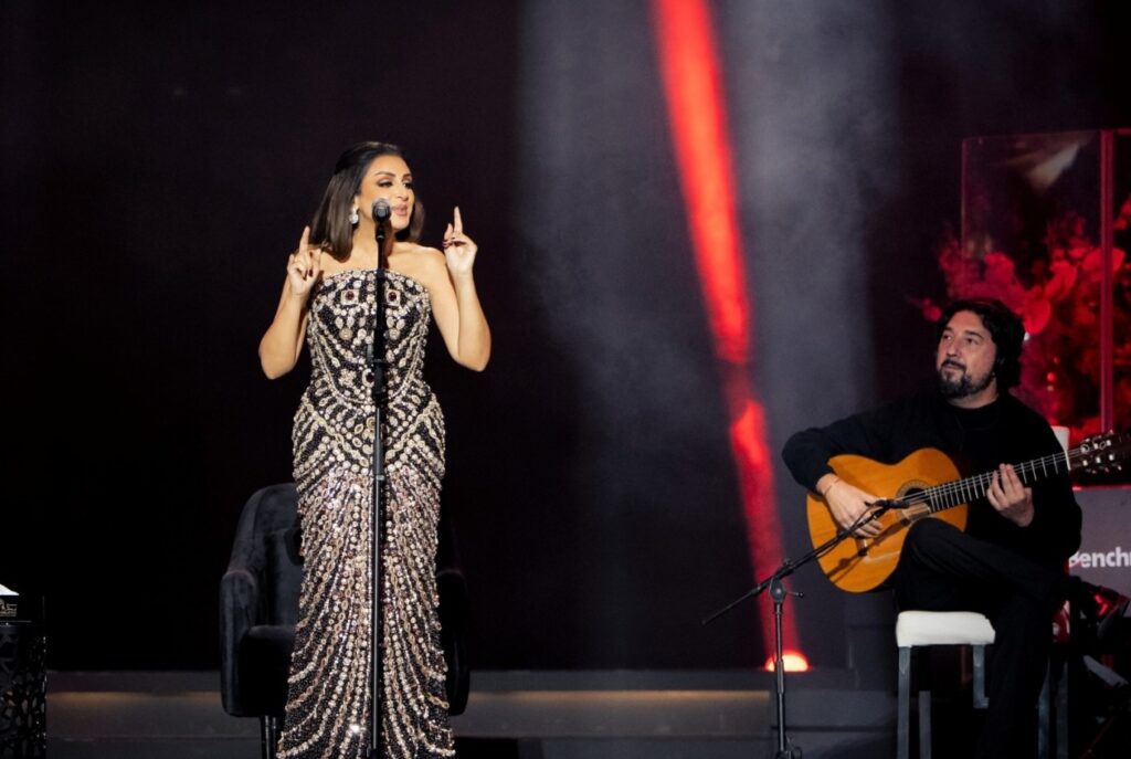 وصول أنغام إلى جدة لإحياء حفل ليالي العيد وزيارة تركي آل الشيخ لها في بروفاتها