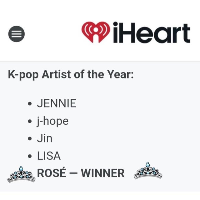 تصنع ROSÉ التاريخ كأول فرقة K-pop تفوز بجائزة "أفضل تعاون" وأول فرقة K-pop تفوز بجائزة "أفضل فنانة K-pop لهذا العام" في حفل توزيع جوائز iHeartRadio Music Awards لعام 2026!