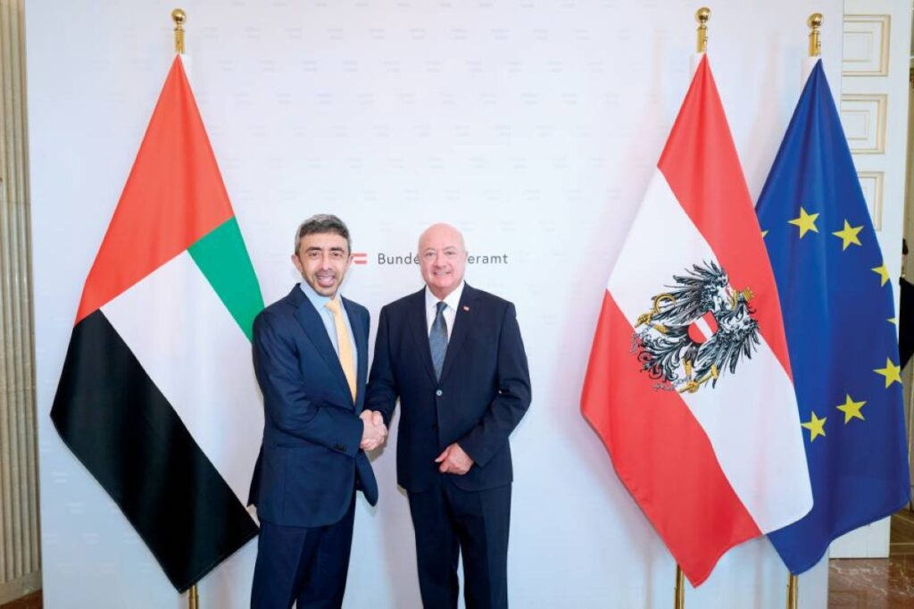 سموه مصافحاً كريستيان شتوكر خلال اللقاء