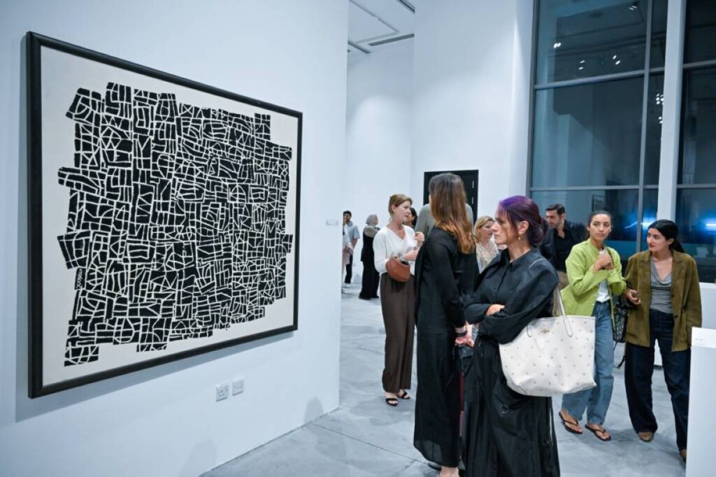 «في تآلف».. جوقة بصرية تنشد حواراً فنياً بين اللوحة والمنحوتة Al Bayan