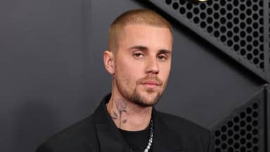 بالفيديو: جاستن بيبر يعتدي على المصوّرين بالفيديو: جاستن بيبر يعتدي على المصوّرين