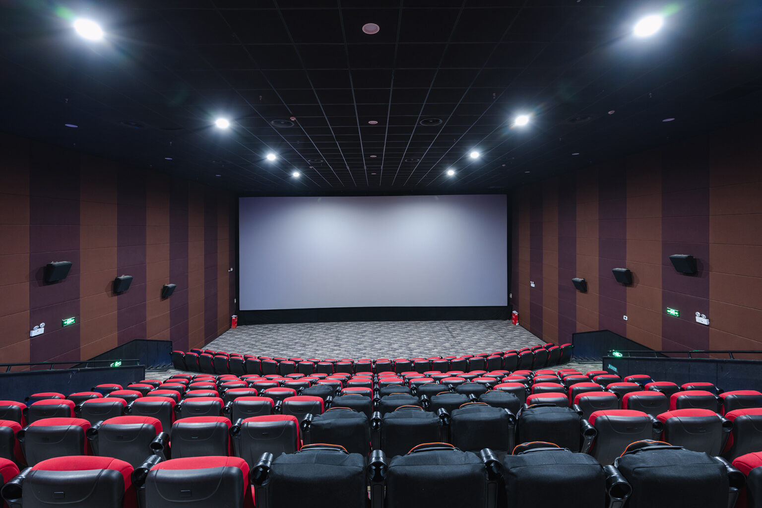 الحرب على إيران تربك موسم السينما في الخليج وهوليود تترقب | فن