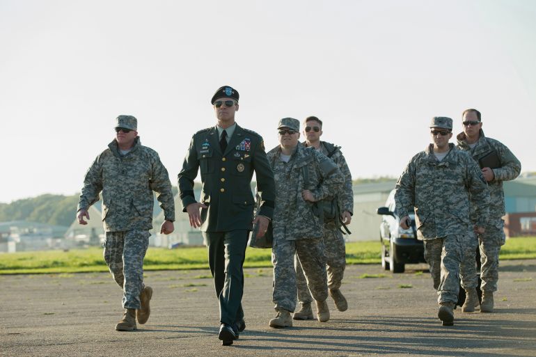 براد بيت، وأنتوني مايكل هول، ودانيال بيتس، وتوفر غريس، وأنتوني هايز، وجون ماجارو في مشهد من فيلم آلة الحرب @ (نتفليكس)