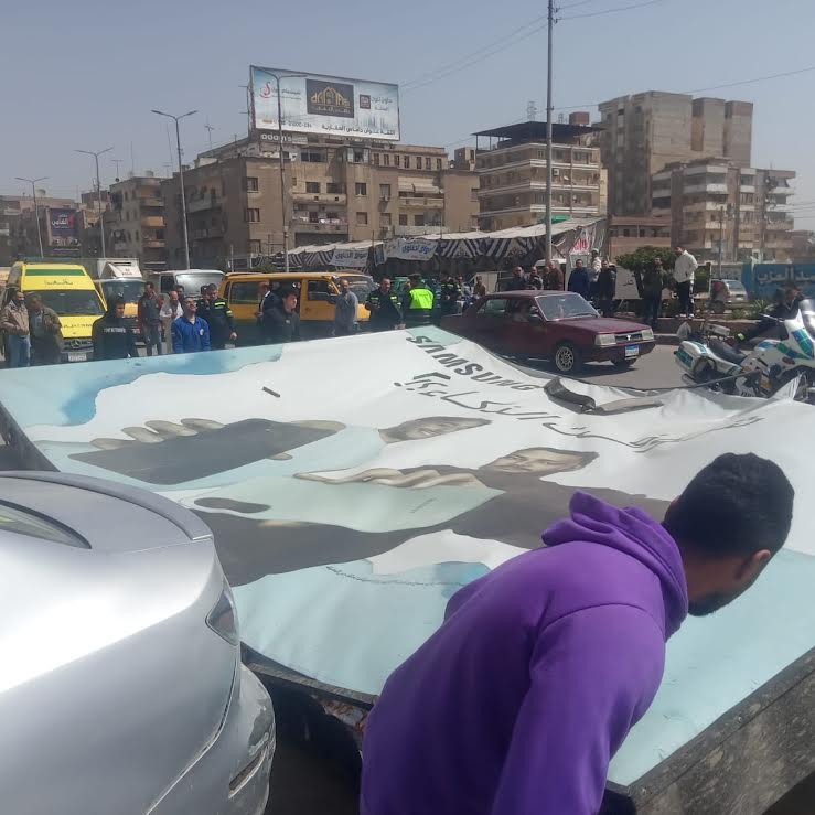مصرع شخص سقطت عليه لوحة اعلانية كبيرة بالمحلة
