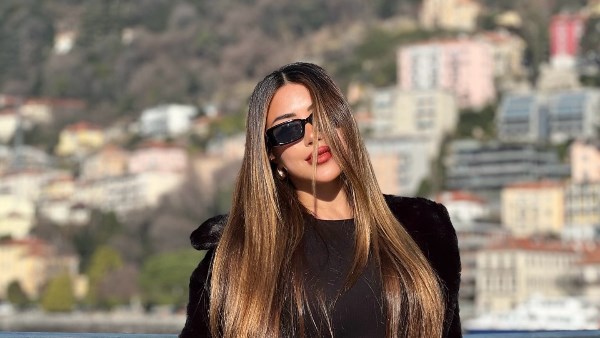 داخل سيارتها.. سارة سلامة تستعرض جمالها داخل سيارتها.. سارة سلامة تستعرض جمالها