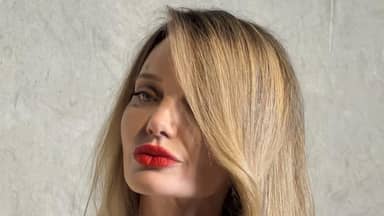 ملامح أنجلينا جولي تثير جدلاً... وهكذا أطلّت بروب أبيض في الصين!