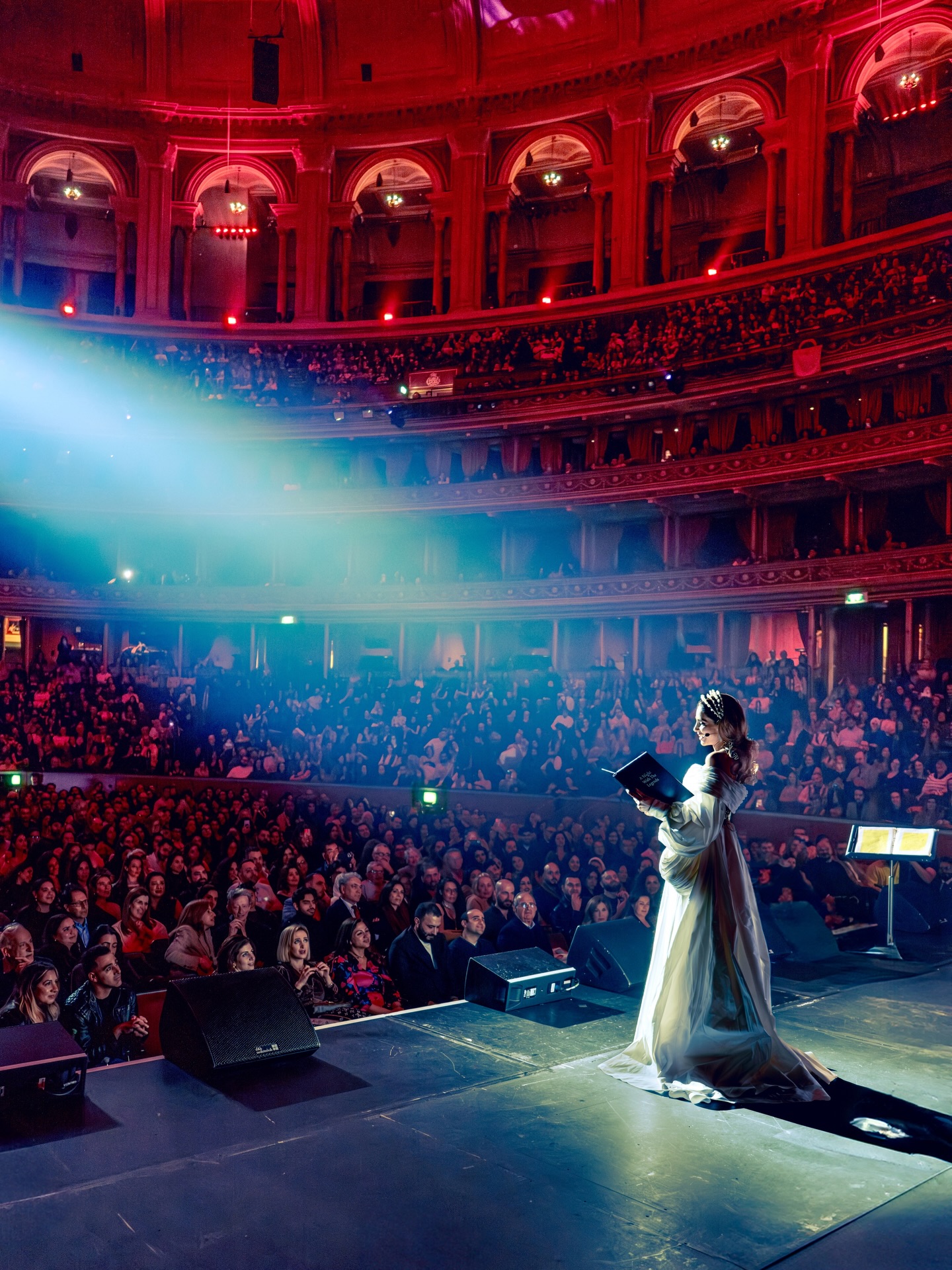 جيسيكا قهواتي على مسرح رويال ألبرت هول (إنستغرام)