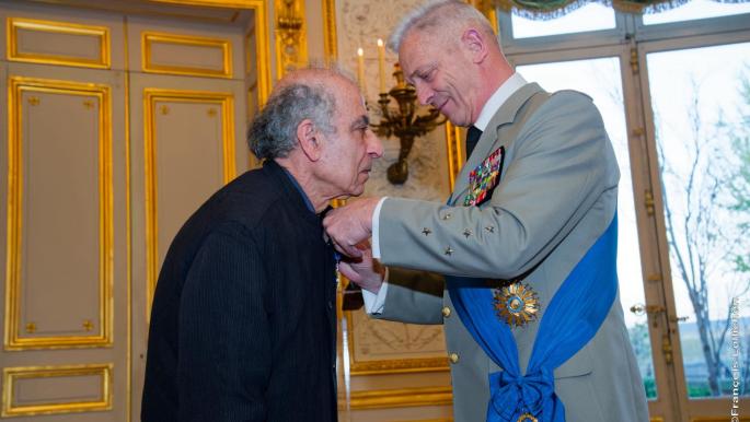 تكريم حسن المسعودي بوسام فرنسي.. الخط العربي في حضوره العالمي