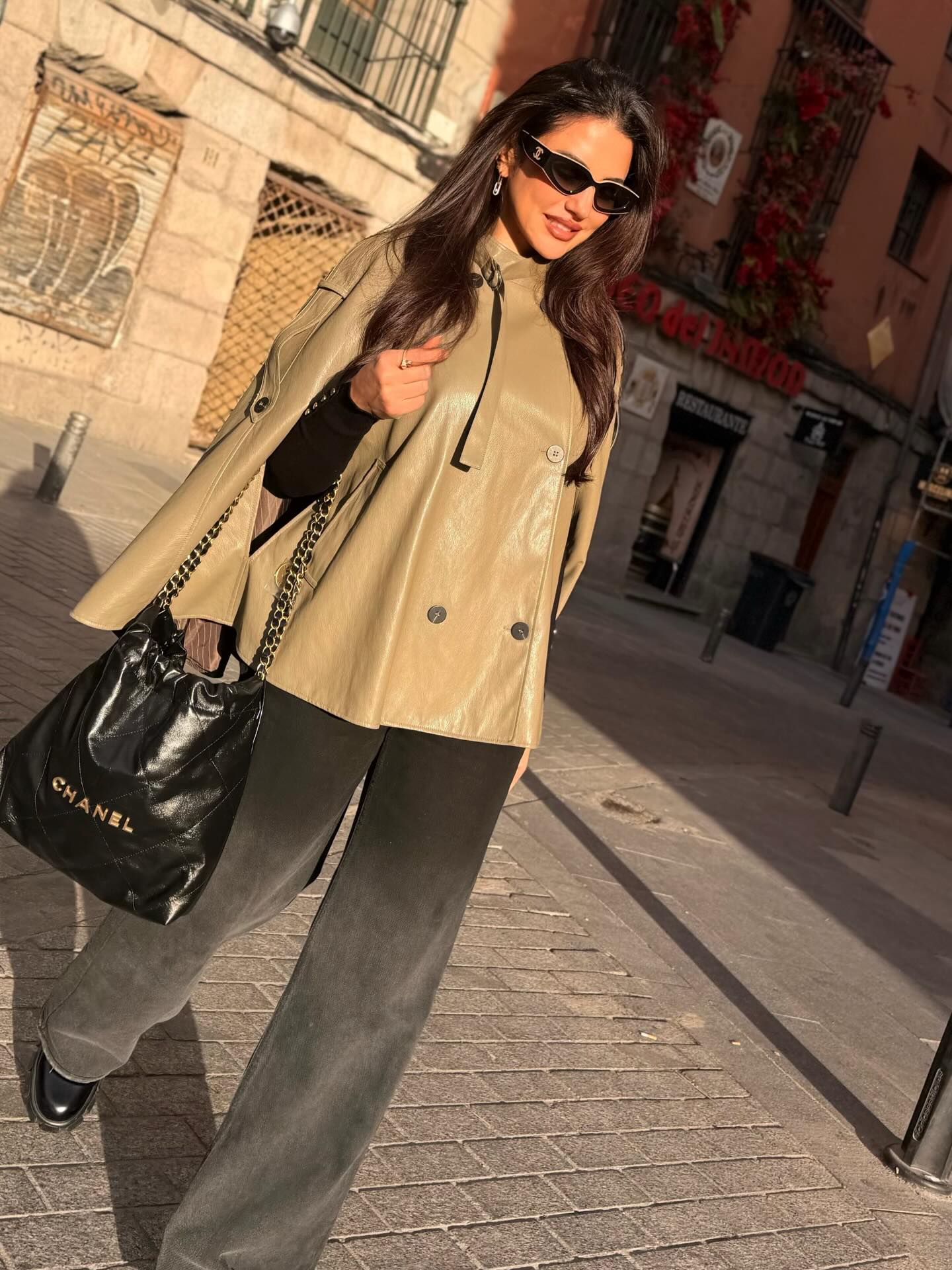 درّة زرّوق بموضة الجلد بنمط الكاب القصير من زارا (إنستغرام)