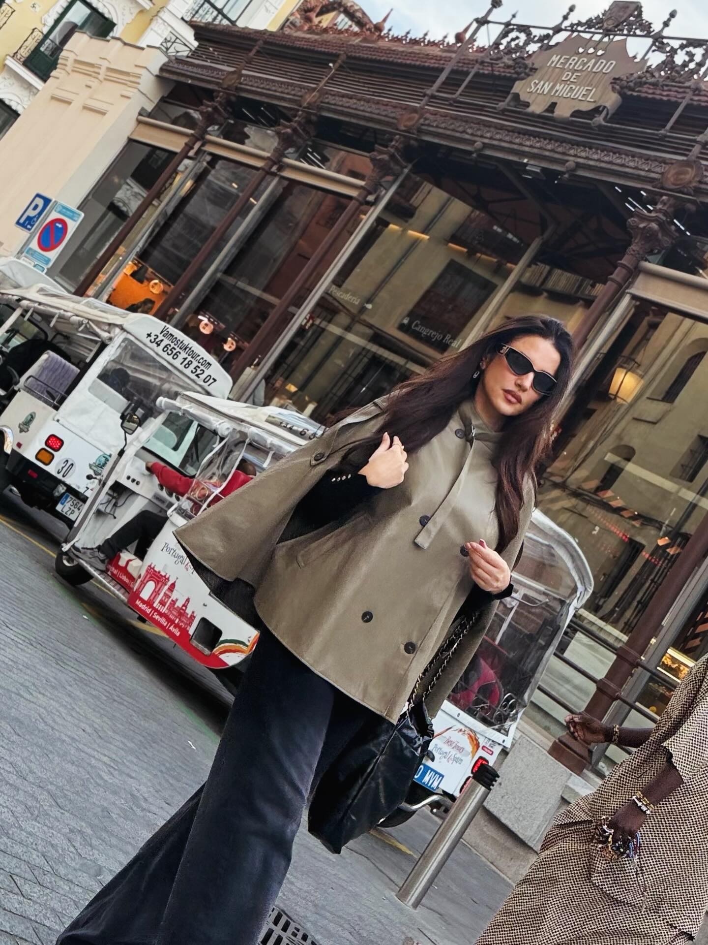 درّة زرّوق بموضة الجلد بنمط الكاب القصير من زارا (إنستغرام)